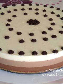 Una foto de Tarta de 3 chocolates casera