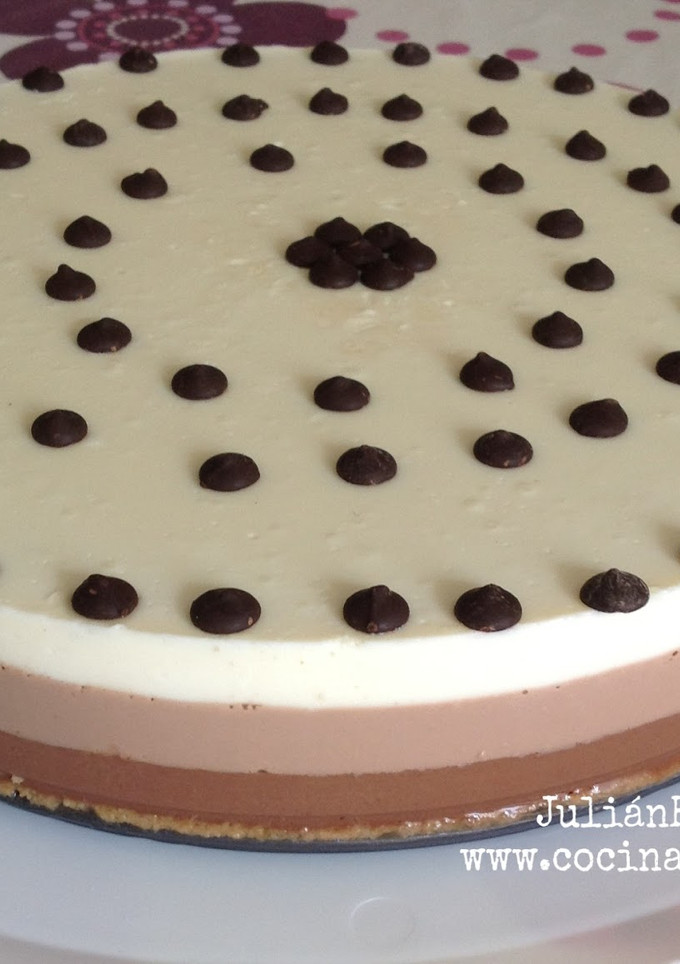 Una foto de Tarta de 3 chocolates casera
