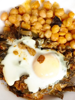 Una foto de Cardillos o tagarninas esparragadas con huevos