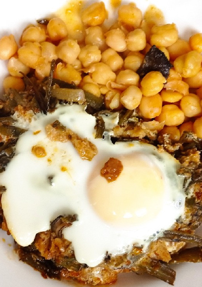 Una foto de Cardillos o tagarninas esparragadas con huevos