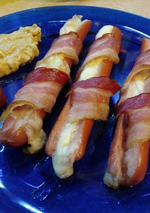 Baconbe tekert szilveszteri virsli recept fotója