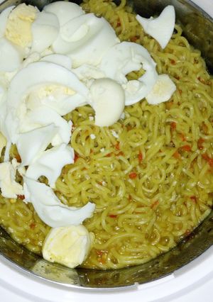 A picture of Taliyar yara da dafaffan kwai.