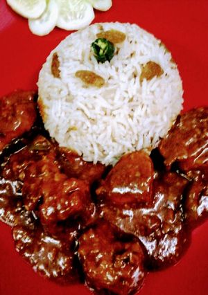 A picture of Shahi malai chicken with bengali mishti rice.