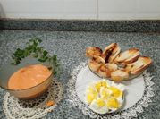 Una foto de salmorejo de tomate