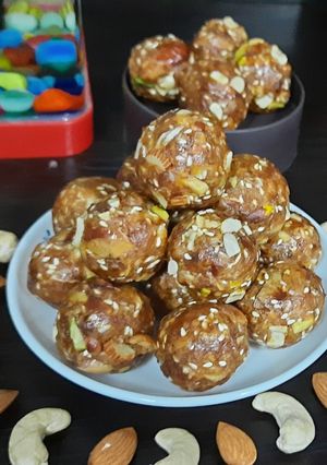 खजूर ड्रायफ्रूटस लाडू रेसिपी (khajur dry fruits ladoo recipe in marathi) रेसिपी चे मुख्य फोटो 