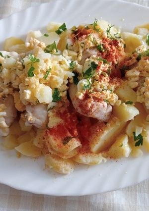 Una foto de Merluza con patatas y pimentón