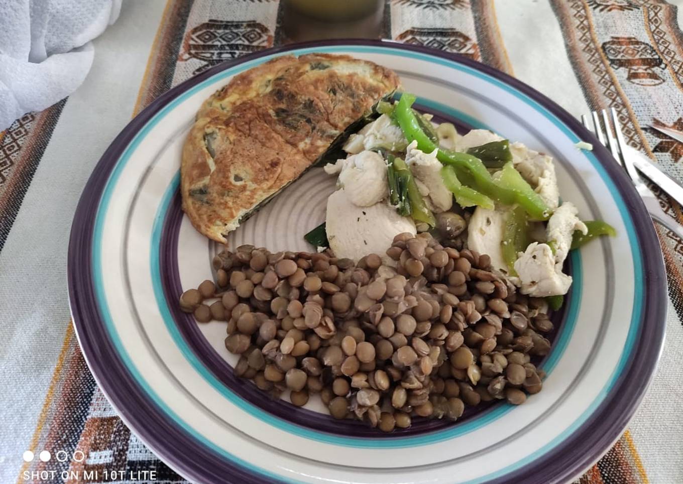 Pollo con cebollín y pimentón, con tortilla de acelga y lentejas