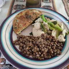 Una foto de Pollo con cebollín y pimentón, con tortilla de acelga y lentejas