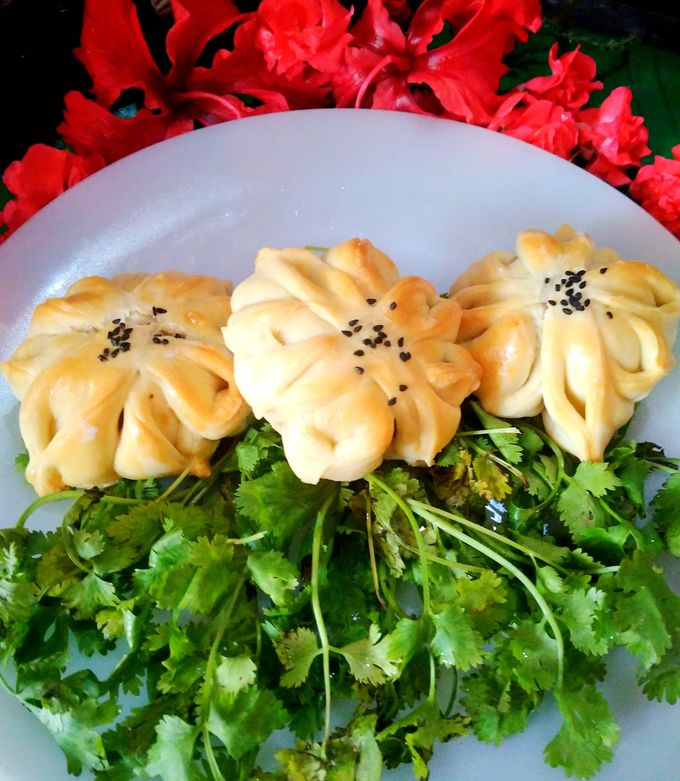 A picture of Chicken ball stuffed flower bread.