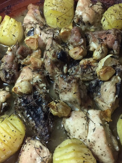 Una foto de Asado de pollo al tomillo y coñac, en cazuela de barro