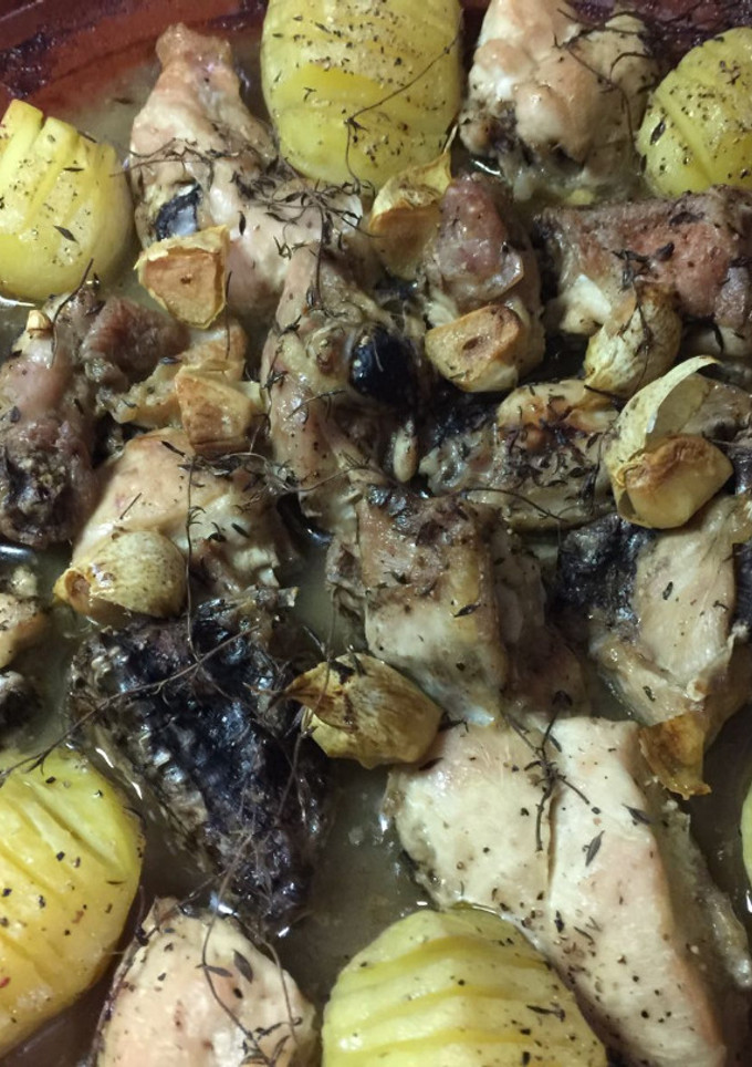 Una foto de Asado de pollo al tomillo y coñac, en cazuela de barro
