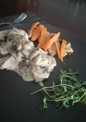 Zdjęcie przepisu Polędwiczki wieprzowe w sosie pieczarkowym i z plackami ziemniaczanymi.