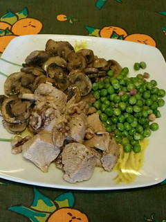 Una foto de Pechuga de pollo con nueces y guarnición