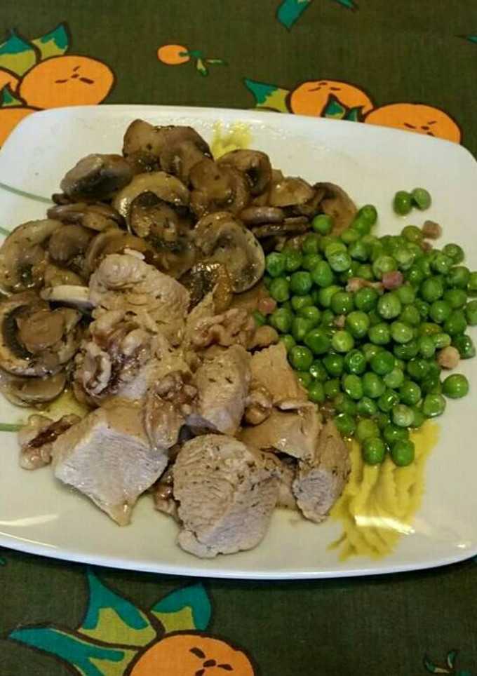 Una foto de Pechuga de pollo con nueces y guarnición