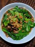 Tumis bok coy jamur Shitake bawang putih
