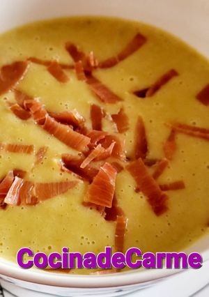 Una foto de Crema de verduras con lechuga y champiñones 😋