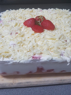 Una foto de 🇮🇹 Tiramisú de fresas 🍓 y cava 🍾