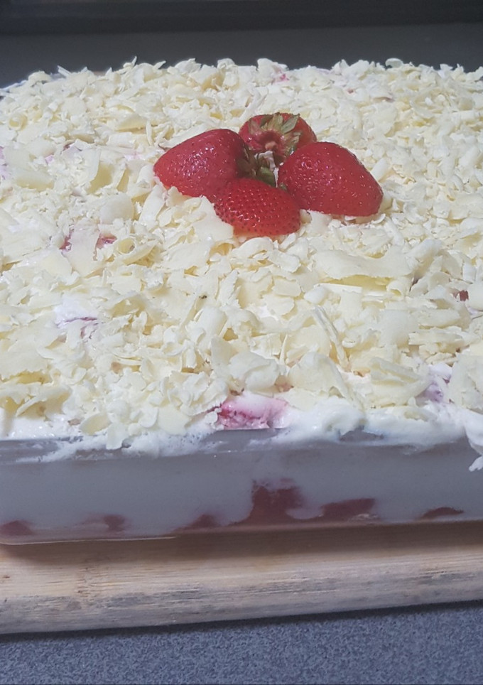 Una foto de 🇮🇹 Tiramisú de fresas 🍓 y cava 🍾