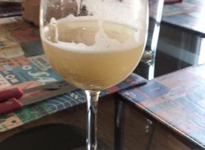 Una foto de Jugoso vino blanco con chirimoya