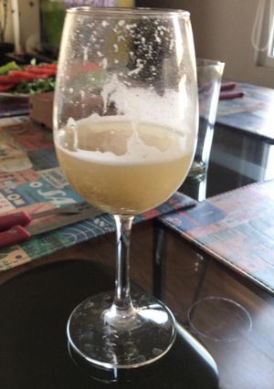 Una foto de Jugoso vino blanco con chirimoya