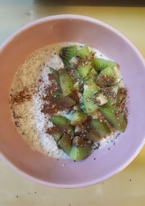 Une photo de Porridge cru de sarrasin, coco-kiwi