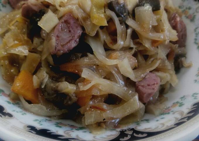Тушеная квашеная капуста в духовке с грибами и соусом — рецепт с фото