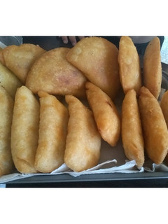 Una foto de Empanadas de carne picada y patatas