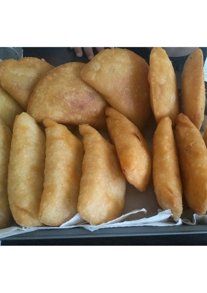 Una foto de Empanadas de carne picada y patatas