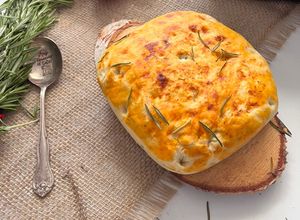 Une photo de Focaccia au romarin et à la tomate à l’air fryer