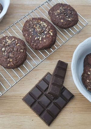 Une photo de Cookies moelleux tout chocolat & noisette