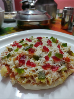 હોમ મેડ પીઝા(home made pizza recipe in gujarati) રેસીપી મુખ્ય ફોટો