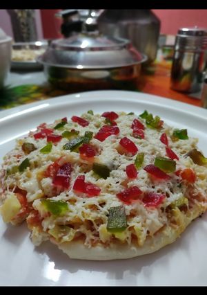 હોમ મેડ પીઝા(home made pizza recipe in gujarati) રેસીપી મુખ્ય ફોટો