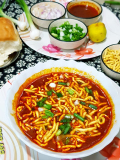 સેવ ઉસળ (Sev Usal Recipe in Gujarati) રેસીપી મુખ્ય ફોટો