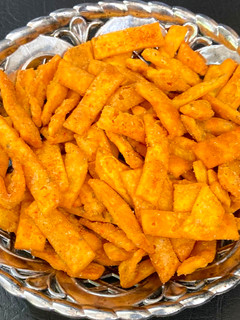 चटपटीत शंकरपाळे (Shankarpali recipe in marathi) रेसिपी चे मुख्य फोटो