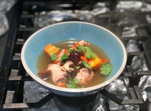 Hình của món Sườn non hầm carrot, táo đỏ, nấm shiitake và kỷ tử.