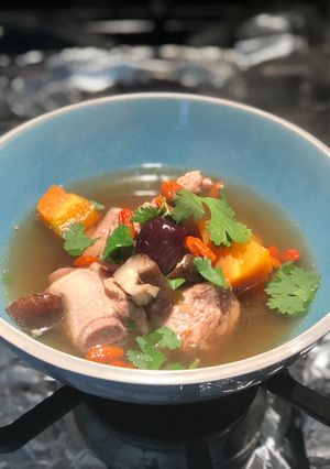 Hình của món Sườn non hầm carrot, táo đỏ, nấm shiitake và kỷ tử.