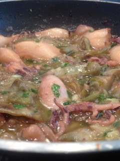 Una foto de Calamares con Alcachofas