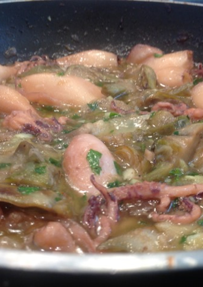 Una foto de Calamares con Alcachofas