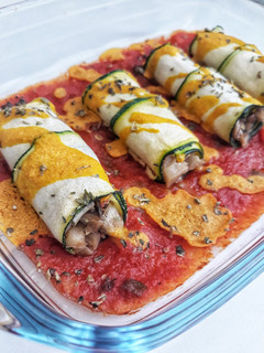 Una foto de 🌱CANELONES DE CALABACÍN RELLENOS DE SETA Y PUERRO🌱