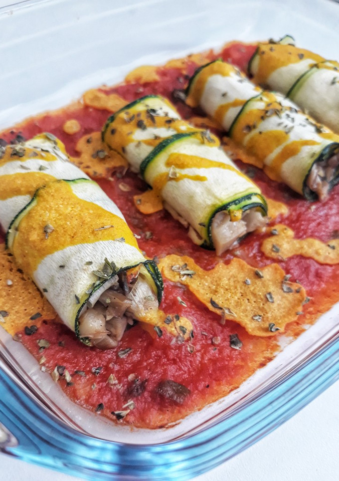 Una foto de 🌱CANELONES DE CALABACÍN RELLENOS DE SETA Y PUERRO🌱