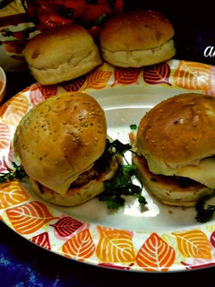 वेज चीज़ बर्गर (veg Cheese burger recipe in Hindi) रेसिपी मुख्य फोटो