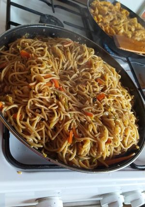 Házi kínai pirított tészta csirkemellel 🍜 recept fotója