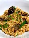 Orzotto con hongos colmenilla