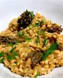 Orzotto con hongos colmenilla