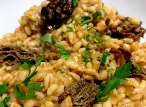 Una foto de Orzotto con hongos colmenilla