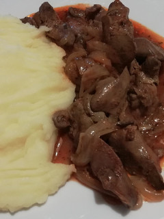 Hagymás csirkemáj, szívvel recept fotója