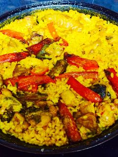 Una foto de Paella de carne