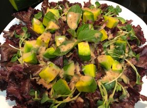 Hình của món Salad bơ, xà lách trộn sốt mè rang.