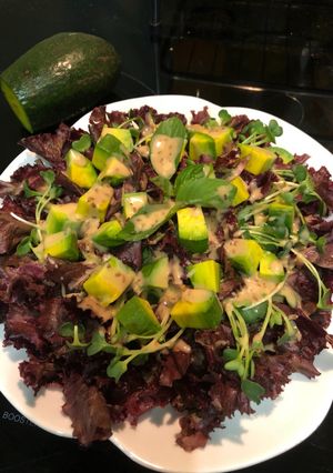 Hình của món Salad bơ, xà lách trộn sốt mè rang.