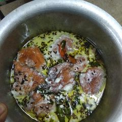 A picture of Curd vada (dahi vada).